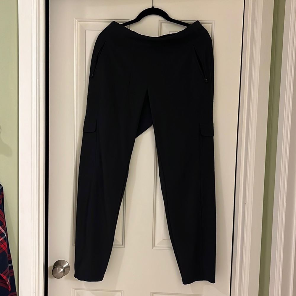 Athleta Chelsea cargo pants. Size 12T Black